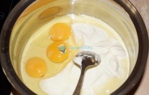 Замешиваем молоко сметану яйца
