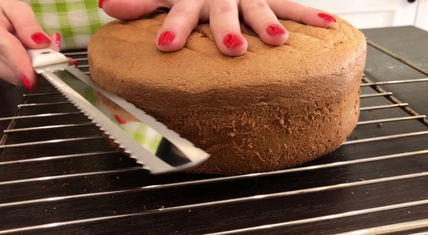Лимонный торт: Готовый бисквит оставляем остывать на решётке в течение нескольких часов, а затем разрезаем на три коржа.