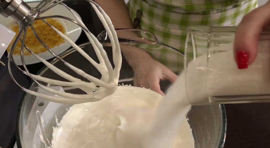 Лимонный торт: Затем добавляем сахар, и взбиваем до максимального растворения сахарных кристаллов.