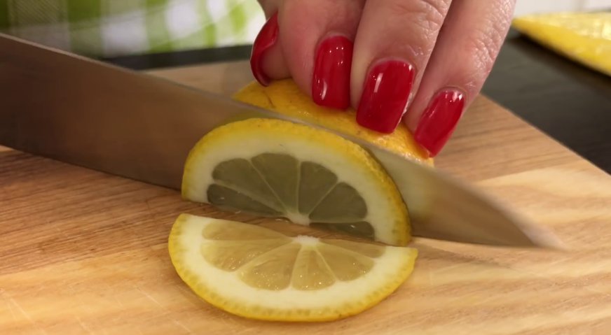 Лимонный торт: Для декора нарезаем на тонкие дольки половину лимона.