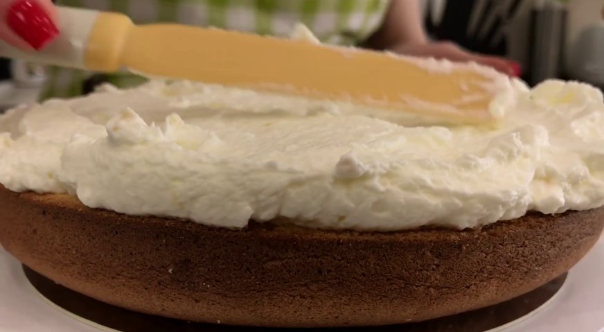 Лимонный торт: Приступаем к сборке торта. На пропитанные коржи наносим толстый слой крема, и разравниваем по поверхности.