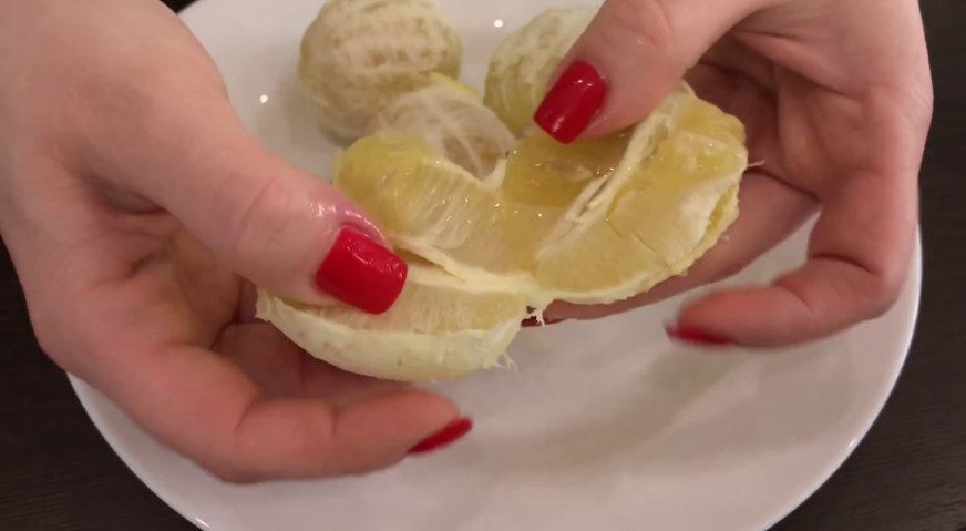 Лимонный торт: Очищенные лимоны разделяем на дольки, удаляем косточки и оболочку, оставляя только мякоть.