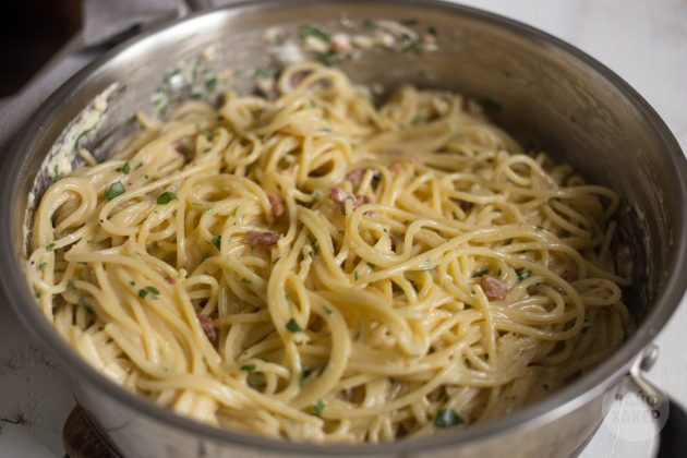 Как приготовить пасту карбонара: добавьте к спагетти соус, бекон и зелень