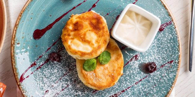 Классические сырники с яйцом и мукой: простой рецепт