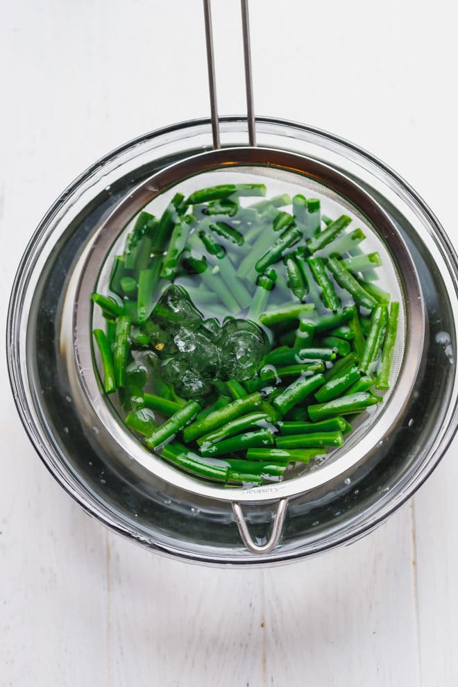 Green beans in a bowl of ice cold water