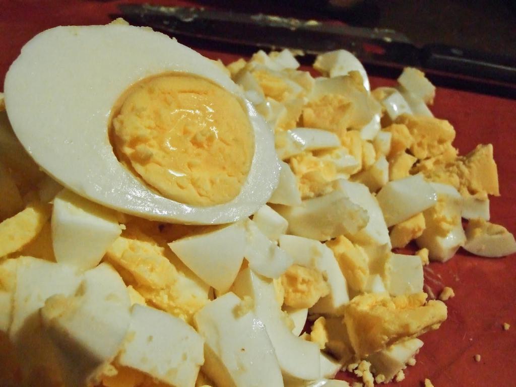 яйца нарезаем крупно