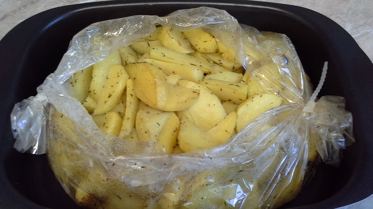 Рецепт картошки запеченной в рукаве в духовке. Картошка в рукаве в духовке. Картошка в пакете для запекания в духовке. Картофель в пакете для запекания. Картошка в пакете в духовке.