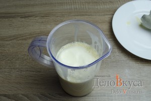 Молочный коктейль с бананом: Добавить мороженное и снова все перемешать блендером