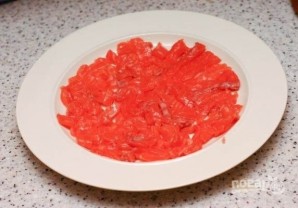 Салат с красной рыбой слоями - фото шаг 5