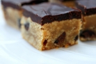 Шоколадные пирожные с арахисовым маслом и орехами пекан