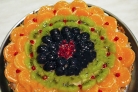 Бисквитный торт с кремом и фруктами