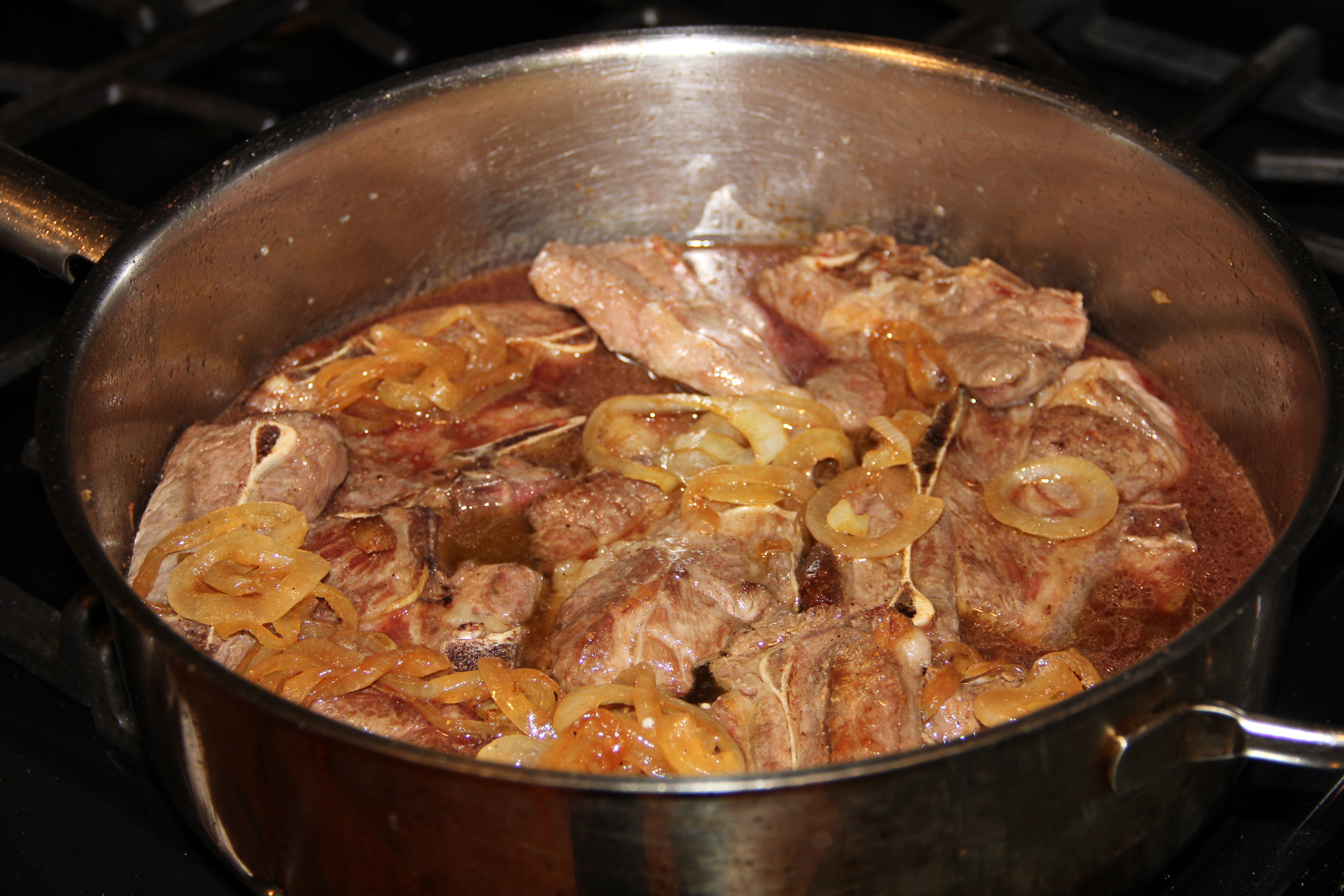 Рецепт мяса мясо в масле. Мясо в кастрюле. Мясо в сотейнике. Мясо в кастрюле и в духовке. Баранина в кастрюле.