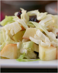 Салат из капусты, яблок и грецких орехов