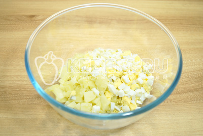Картофель и яйца нарезать кубиками в миску.