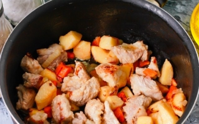 Обжарить мясо, айву, морковь и лук