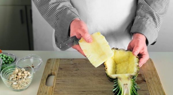 Извлечение мякоти из половинки ананаса