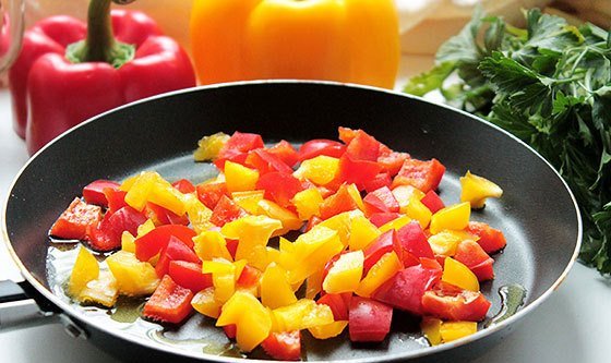 Кусочки разноцветного болгарского перца в сковороде