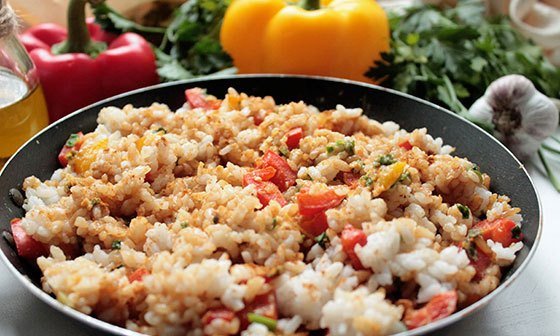 Рис с овощами и соевым соусом в большой сковороде