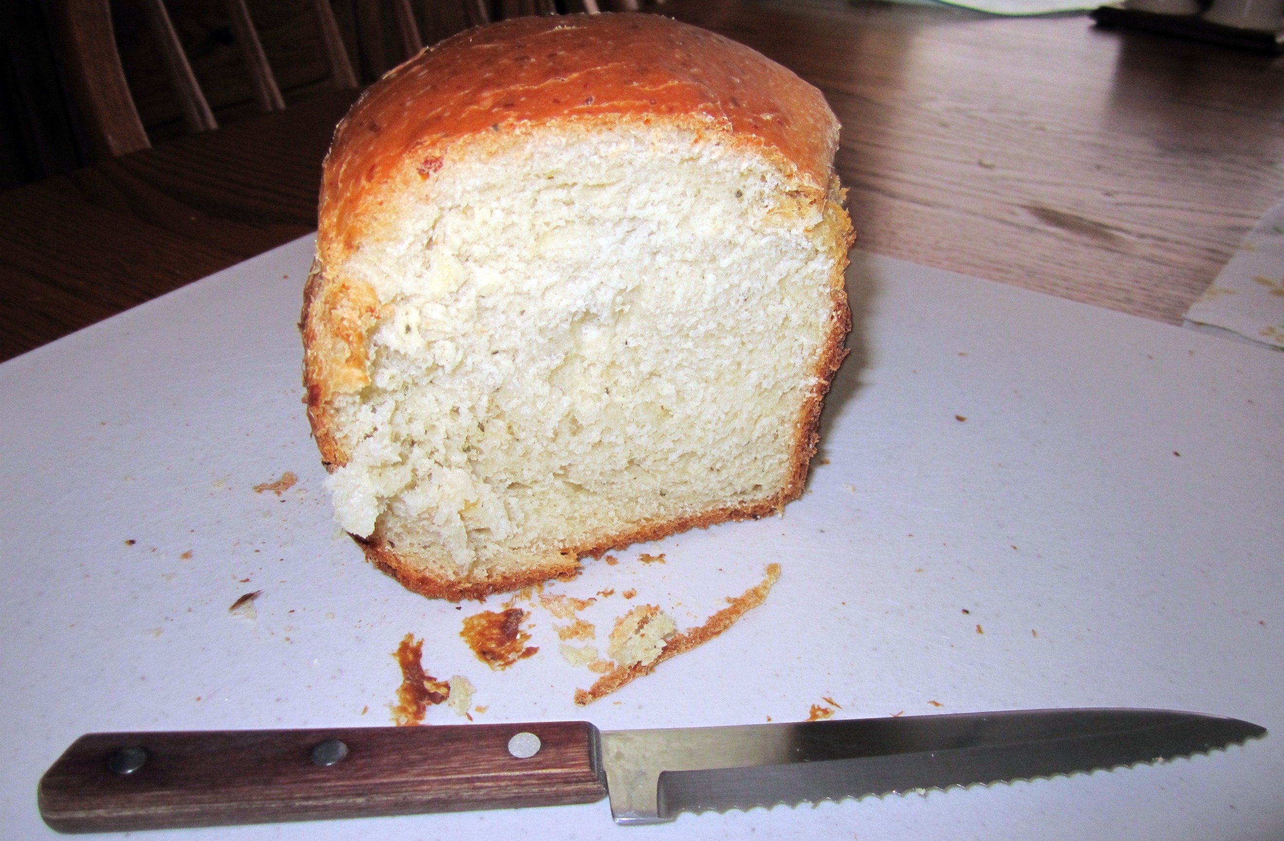Почему хлеб опускается. Сырный хлеб в хлебопечке. Чесночный хлеб в хлебопечке. Выпечка из муки 2 сорта. Разогретый сыр с хлебом.