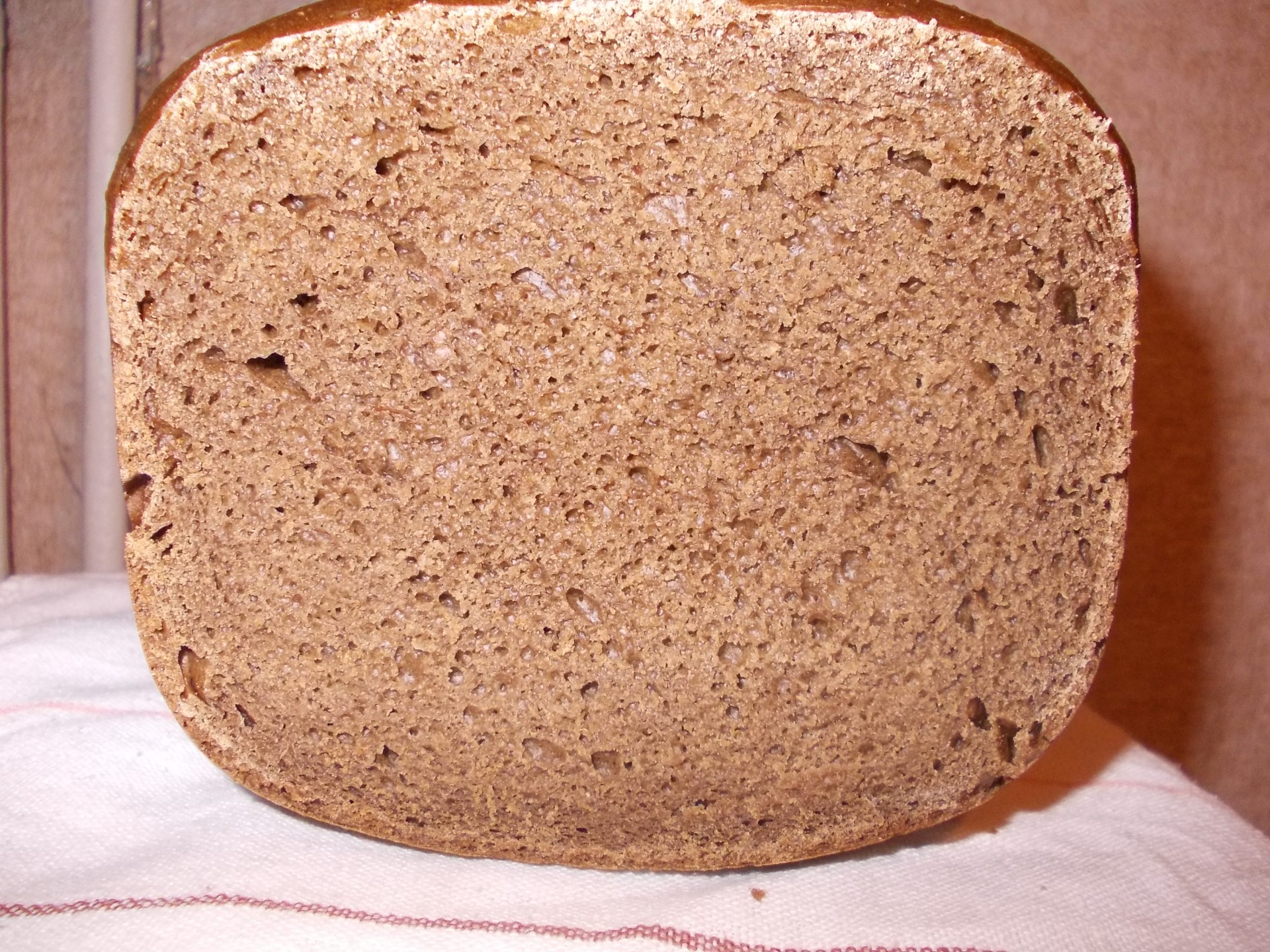 Постный хлеб в хлебопечке рецепты. Ржаной хлеб. Хлеб на закваске. Ржаной хлеб на закваске. Хлеб на закваске в хлебопечке.