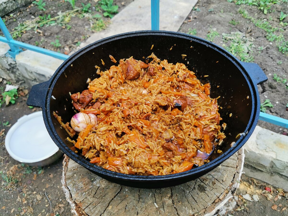 Рецепт узбекского плова в казане. Плов в казане. Плов в казане на огне. Узбекский плов в казане на костре. Плов в казане на костре.