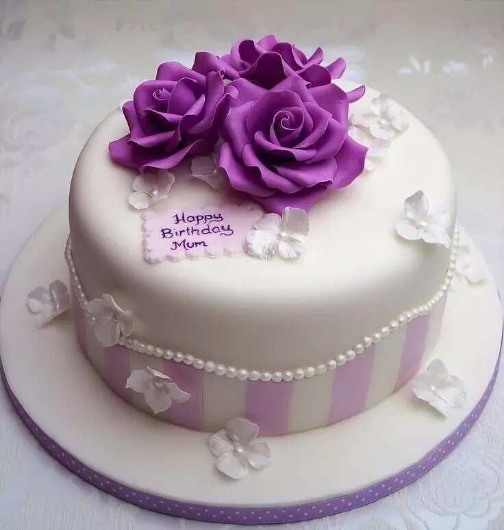 Beautiful birthday cake for mum