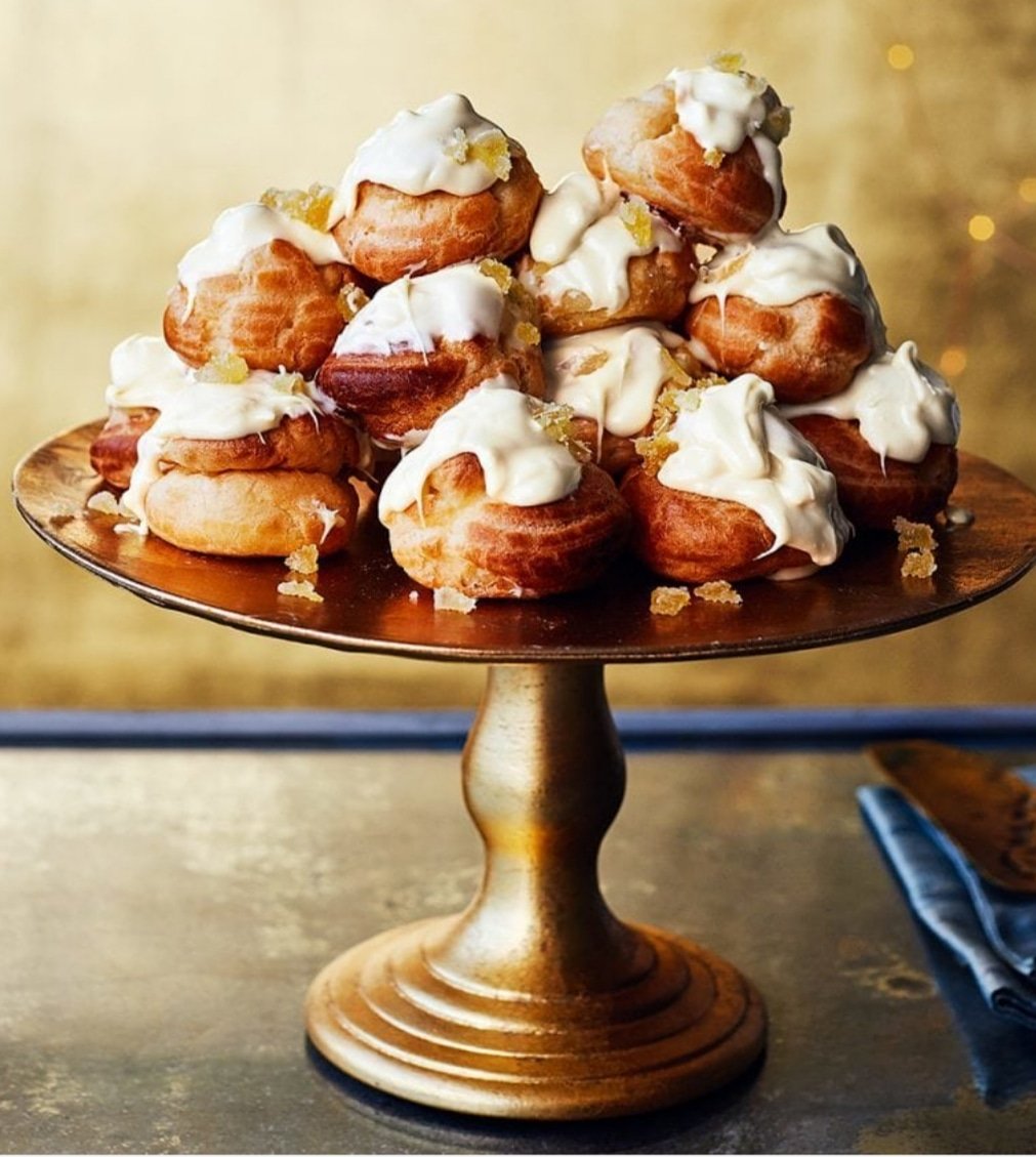 Профитроли со взбитыми сливками. Профитроли (Profiteroles). Заварные профитроли эклеры. Профитроли — заварные пирожные. Французские профитроли.