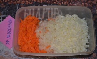 Шаг 2: Натрите на крупной терке капусту, морковь, луковицу.