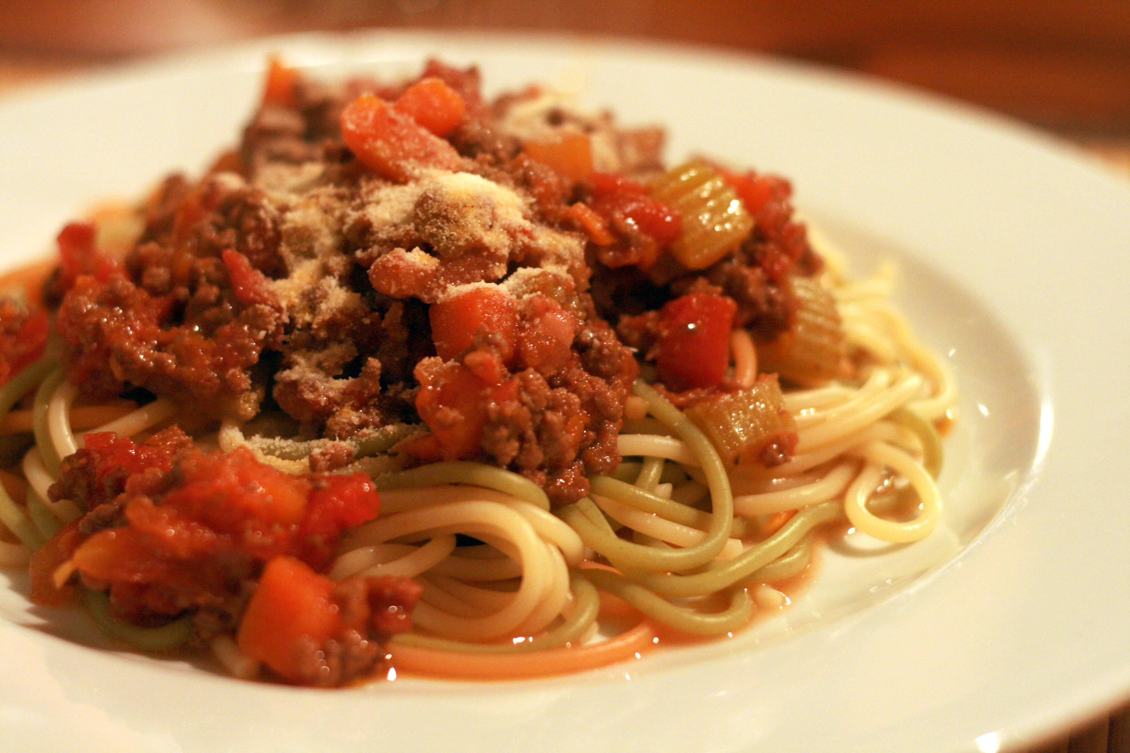 Спагетти болоньезе томатная паста. Спагетти болоньезе. Паста болоньезе. Лапша с соусом болоньезе. Домашняя паста болоньезе.