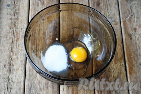 Отдельно в миске соединить яйцо, щепотку соли и сахар. 