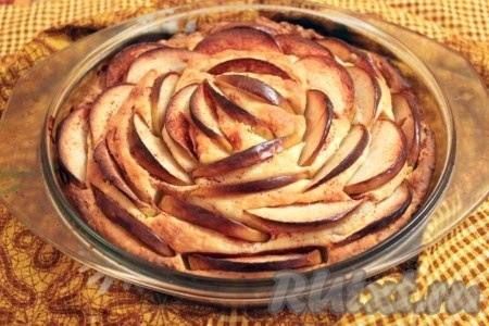 Выпекать открытый пирог с яблоками в разогретой до 180 градусов духовке около 30-40 минут (время зависит от духовки и высоты формы!).
