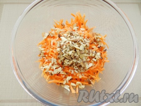 Орехи порубить, добавить к моркови.
