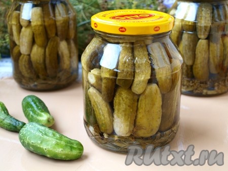 Можно использовать как банки с винтовыми крышками, так и с закатывающимися. Маринованные огурчики получаются хрустящими и сладенькими.
