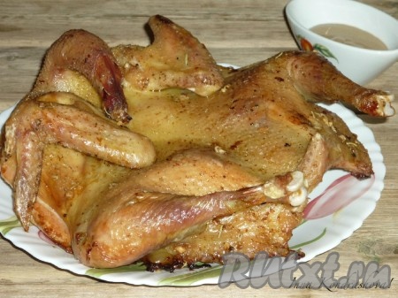 Аппетитная, с хрустящей курочкой, очень вкусная и ароматная домашняя курица, запеченная в духовке, украсит стол и в будний, и в праздничный день. 
