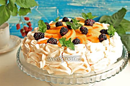 Фото рецепта Десерт «Павлова» с персиками и ежевикой