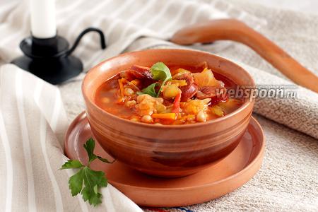 Фото рецепта Фасолевый суп с кислой капустой и колбасками