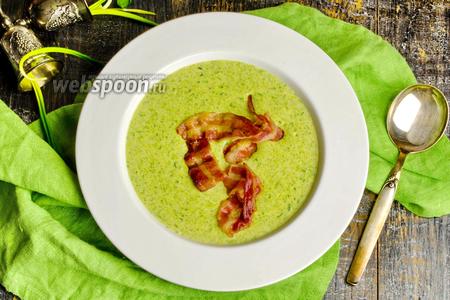 Фото рецепта Картофельный суп с беконом и черемшой