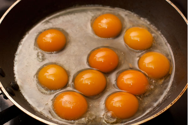 Разогрейте подходящую по размеру сковороду, слегка смажьте ее маслом и вылейте туда яйца.
