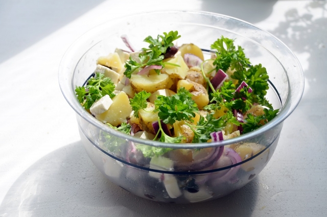 Картофельный салат - очень простое в приготовлении блюдо.