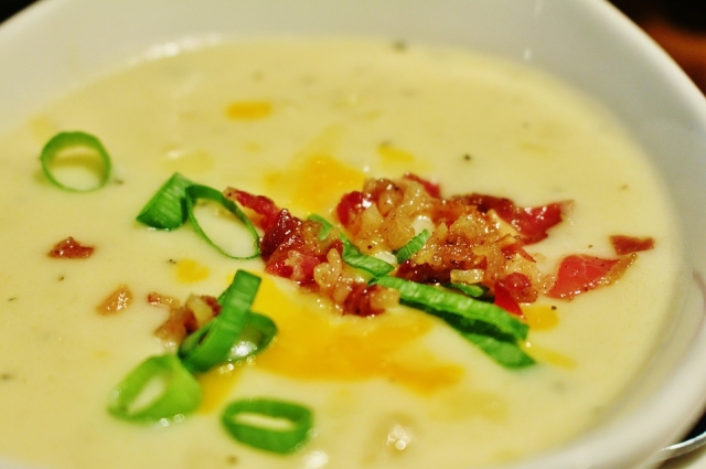 Картофельный суп сытный и полезный.