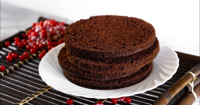 Шоколадный бисквит для торта - идеальная основа для праздничного десерта