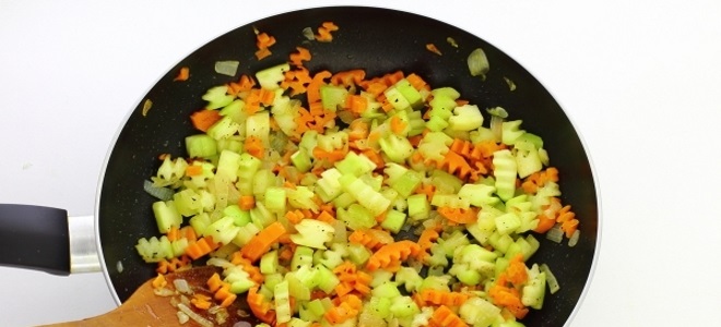 кабачки с луком и морковью на сковороде