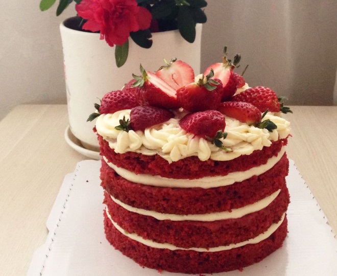 Украшение голого торта «Красный бархат»