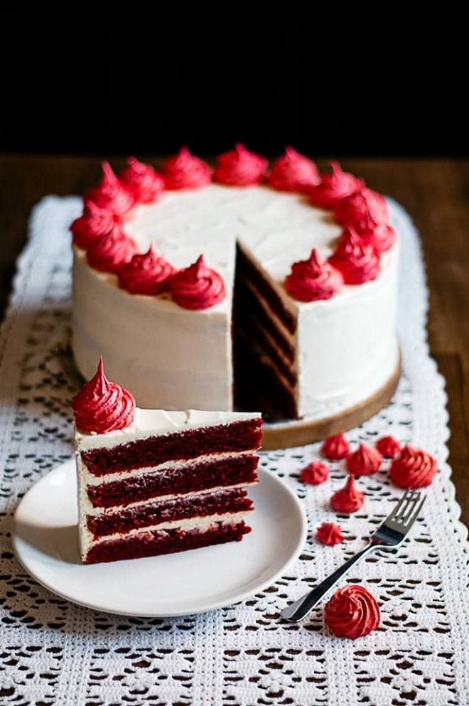Украшение кремом торта «Красный бархат»