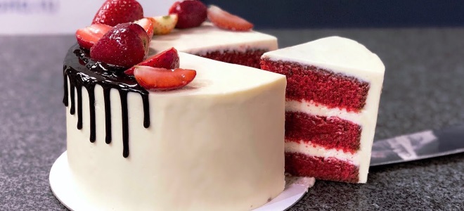 Украшение оригинального торта «Красный бархат»