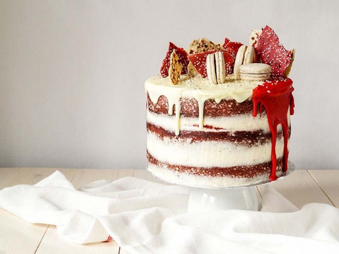 Украшение печеньем торта «Красный бархат»