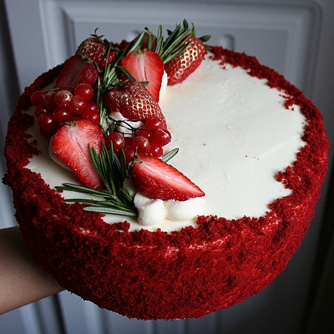 Украшение торта «Красный бархат» с бисквитом