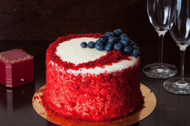 Украшение торта «Красный бархат» ягодами
