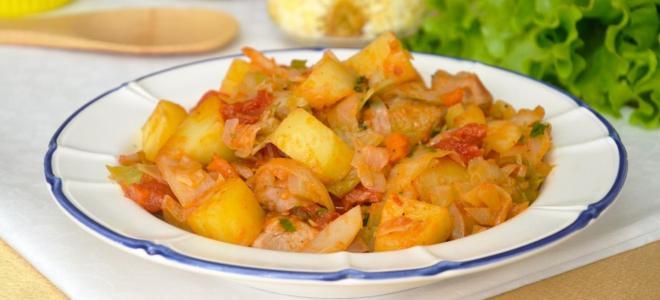 Рецепт тушеной капусты с картошкой и сосисками