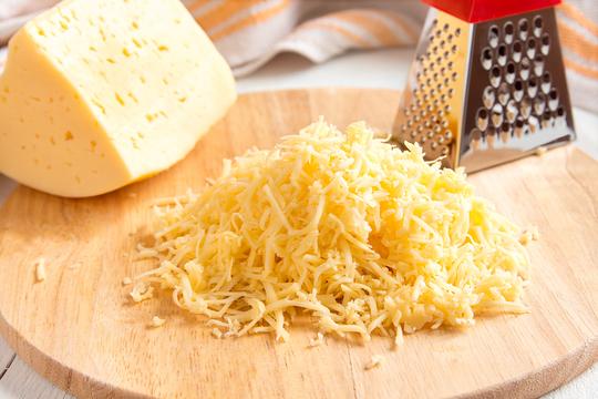 Несоленый сыр можно подсолить, а в сухой и нежирный добавить яйцо и немного сливочного масла